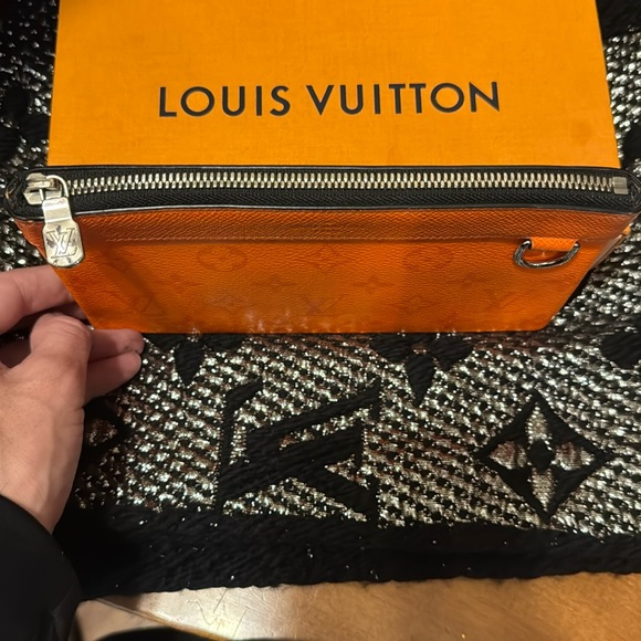 Men’s or Women’s Tiagrama Louis Vuitton Pochette holder and pouch! Comes w Box! - Picture 3 of 17